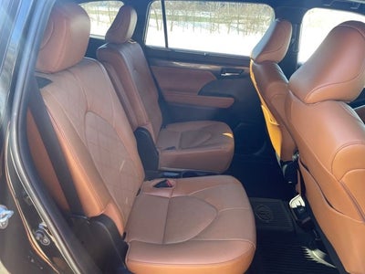 2022 Toyota Highlander Hybrid Platinum