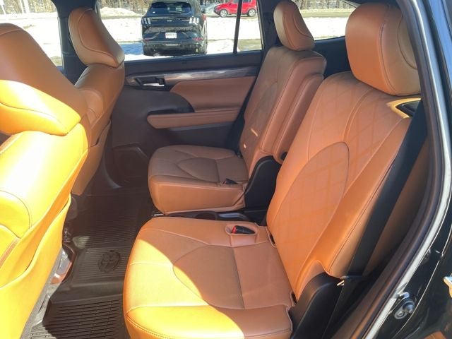 2022 Toyota Highlander Hybrid Platinum